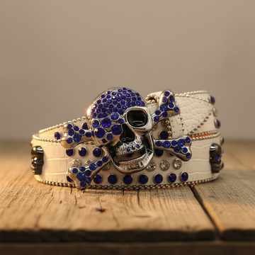 Gürtel mit Metallschnalle Totenkopf, weißes Band mit Kristall und blauen Nieten