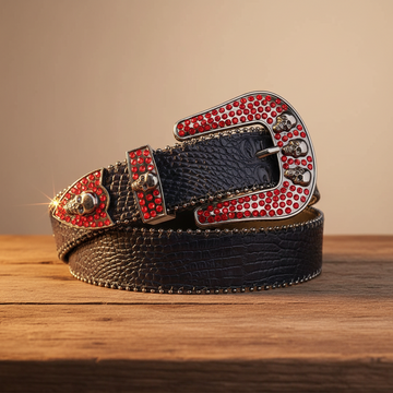 Roter Strass mit schwarzem, texturiertem Riemen und Totenkopfschnallen Strassgürtel