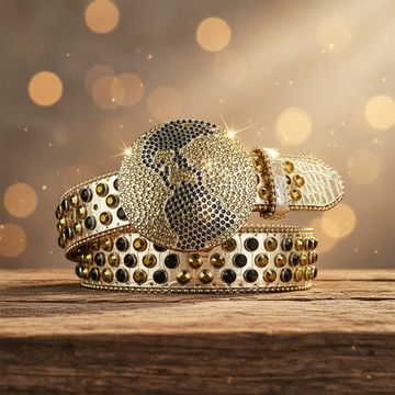 Gürtel mit Weltkugel-Schnalle, gold-schwarzen Nieten und Strasssteinen